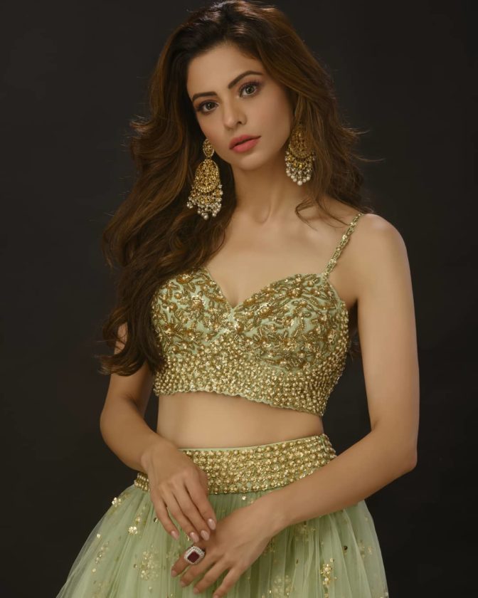 Aamna Sharif Height Weight Boyfriend Age Wiki Net Worth Body Measurement Family and Hot Pictures