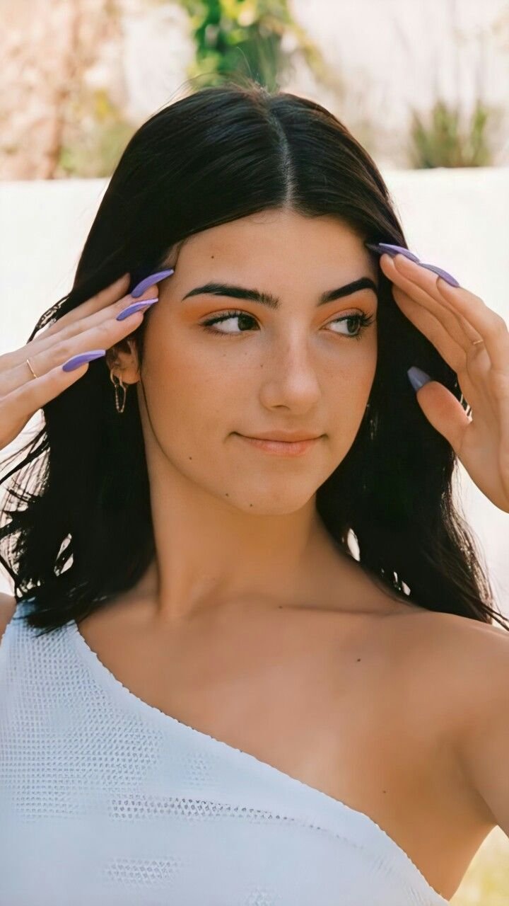 Charli D Amelio 10 Hot Gorgeous Pictures - Bollywoodfever