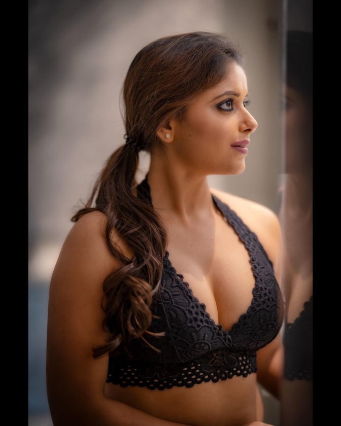 Charmsukh Actress Sneha Paul Hot in black bra