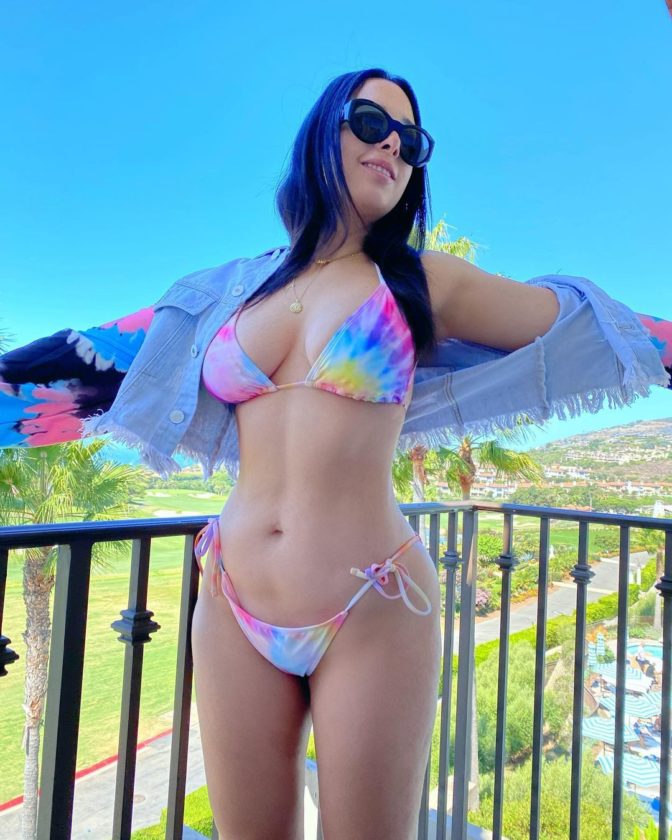 8 Hot Stunning Pictures Of YouTuber Mariale Marrero 