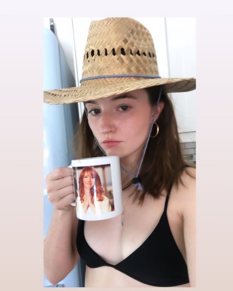 Kaitlyn Dever Hot Gorgeous Stunning in bra