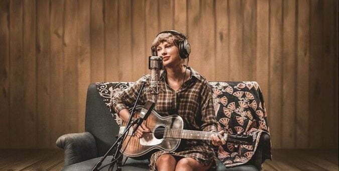 Taylor Swift Fans Trending #WeAreWithYouTaylor