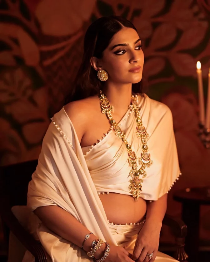 Mom-To-Be Sonam Kapoor Looks Beautiful In Latest Pictures