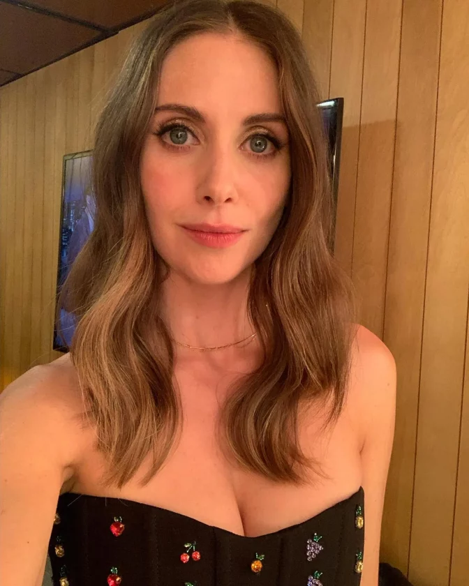 Alison Brie Latest Hot and Adorable Pictures