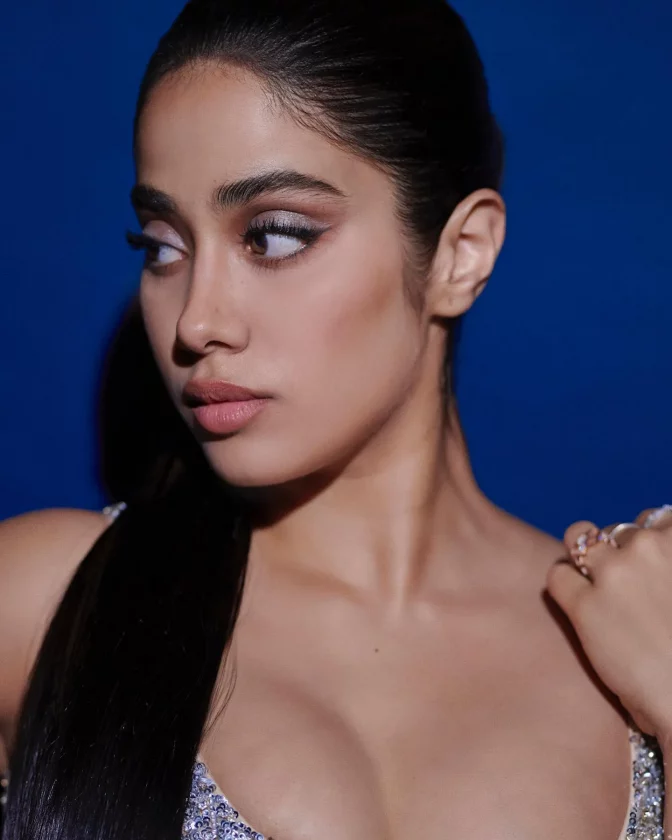 Janhvi Kapoor Hot Gorgeous Latest Pictures Bo**s Cle*v*ge Deep