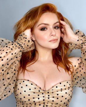 Read more about the article Ariel Winter Deep Neck Top Pictures Are Too Hot