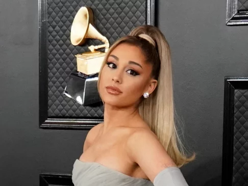 Read more about the article Ariana Grande Shares Natural Curls in No Makeup Video
