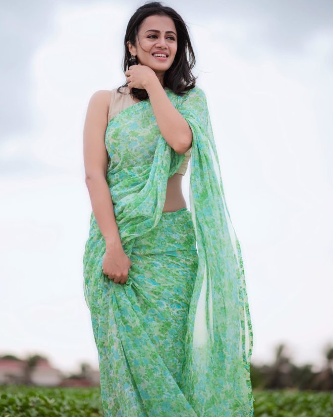 Amazingly Gorgeous VJ Anjana sizzling in Green Saree 1607