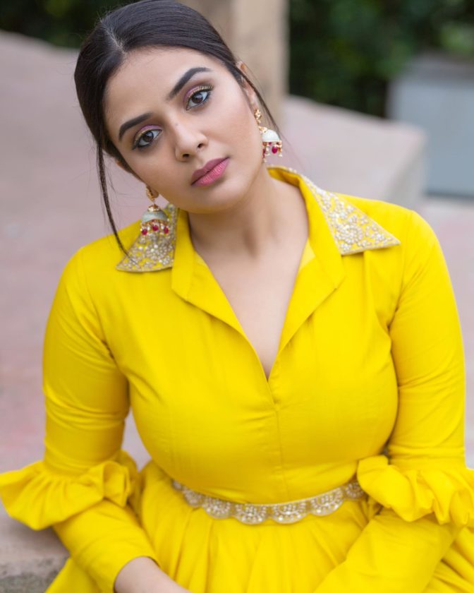 Hottest TV Presenter Sreemukhi in Yellow