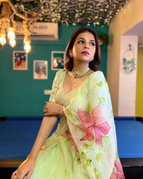 Read more about the article Shraddha Das is just alluring in floral saree