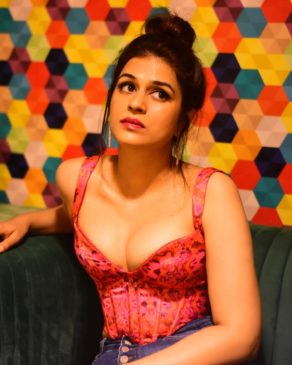 Read more about the article Shraddha Das Sizzling Hot In Deep Clea*vage Pictures