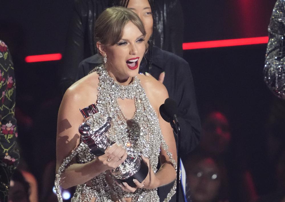 MTV VMAs, Taylor Swift won the top prize and announced a new album