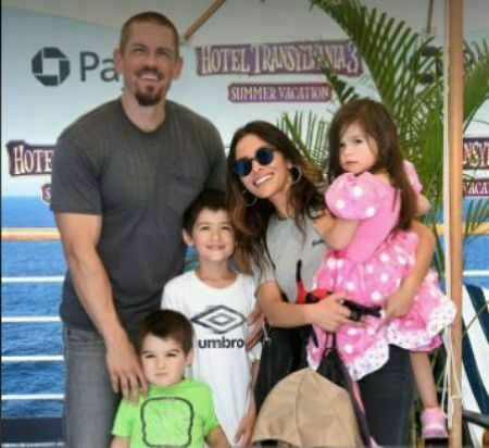 Violet Moon Howey, Steve Howey and Sarah Shahi's daughter