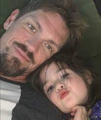 Read more about the article Violet Moon Howey, Steve Howey and Sarah Shahi’s daughter