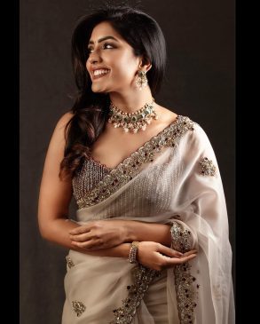 Read more about the article Eesha Rebba Desi Look At Its Best