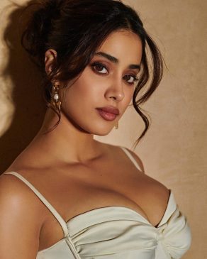 Janhvi Kapoor Unbelievably Hot In Latest Pictures