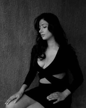 Read more about the article Niharica Raizada Looks Damn Sexy In Black