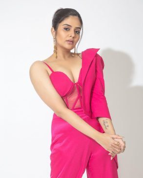 Read more about the article Sreemukhi Sizzling Hot In Pink Pictures