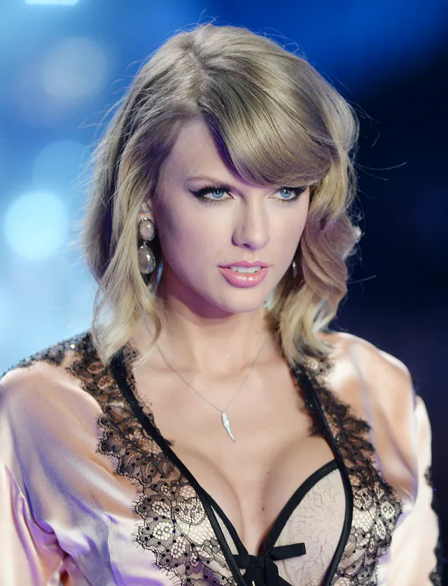 Taylor Swift Age, Height, Weight, Body Measurements, Net Worth, Bra Size, Career