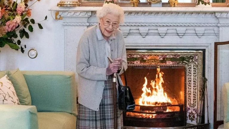 UK Queen Elizabeth’s Doctors Are Concerned for Her Health