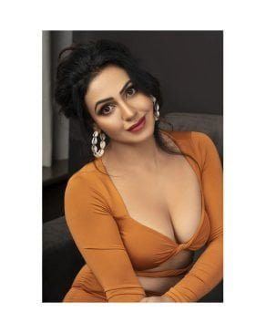 Read more about the article Nandini Rai Looks Too Hot in latest bold pictures