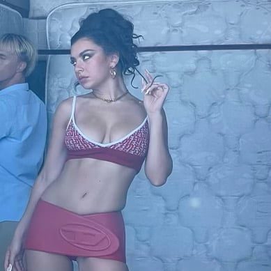 Charli XCX Age Height Weight Net Worth 2022, Boyfriend, Family, Body Measurements and Favorites Hot 
