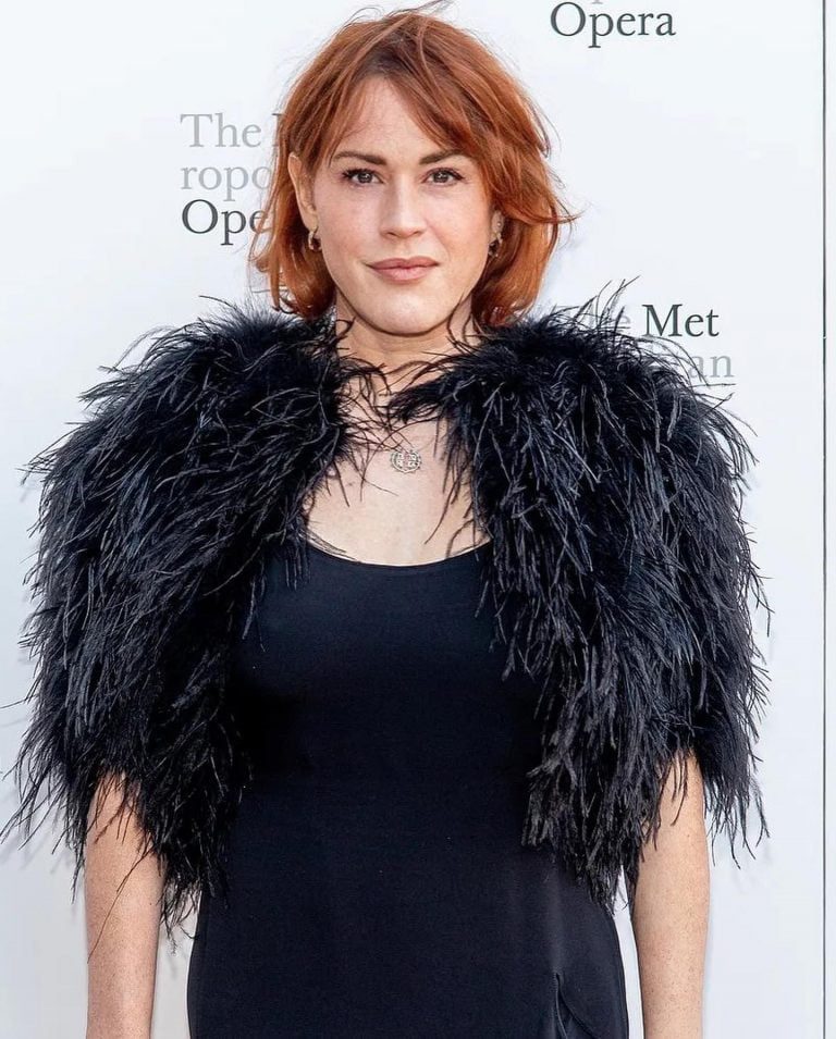 Know About Molly Ringwald Bio, Age, Height, Weight, Body Measurements, Bra Size, Family, Husband, Kids