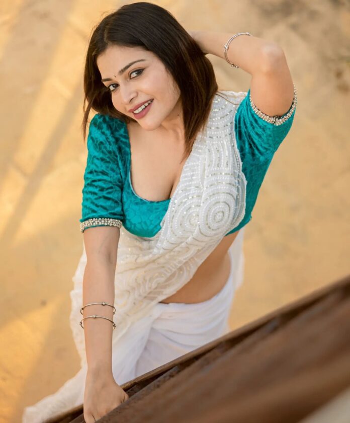 Scintillating Beauty Dharsha Gupta Looks Damn Hot In Saree