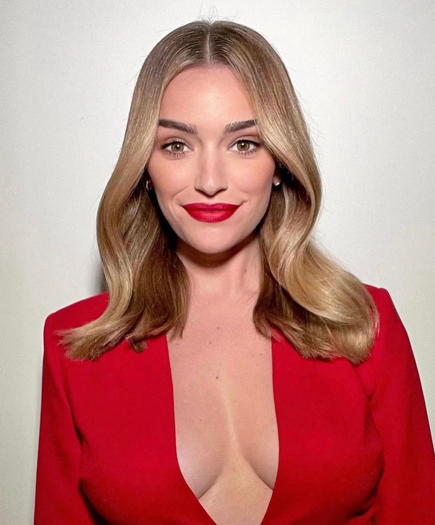 Brianne Howey Age, Height, Weight, Net Worth, Body Measurements, Bra Size