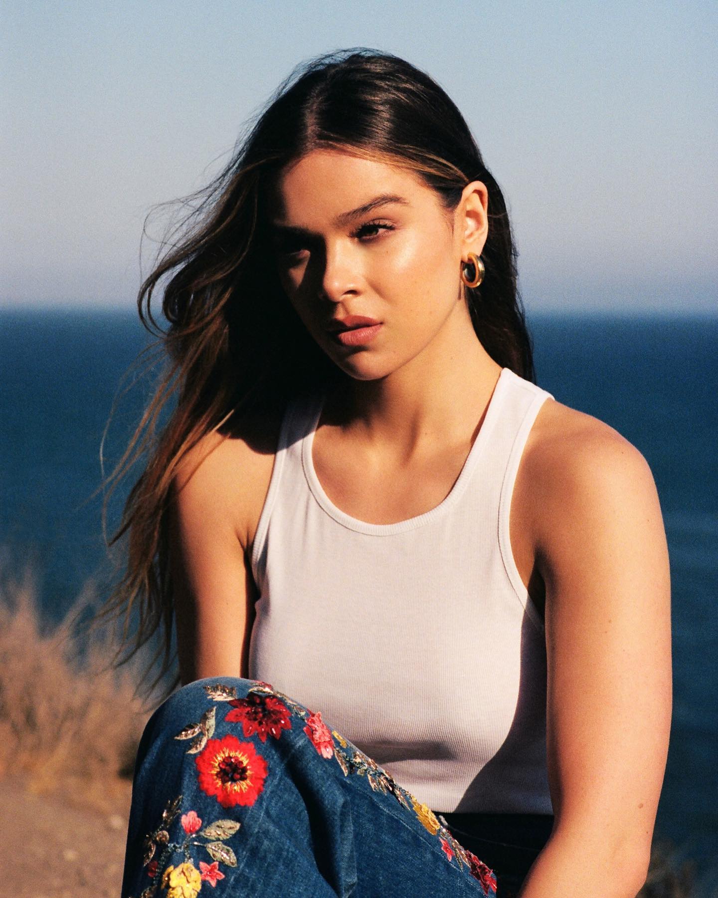 Hailee Steinfeld Sexy Bikini - p0ll69v