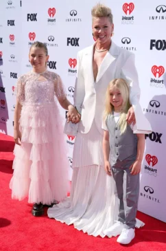 Read more about the article Pink’s Appearance with Kids Willow and Jameson on the Red Carpet of the 2023 iHeartRadio Music Awards