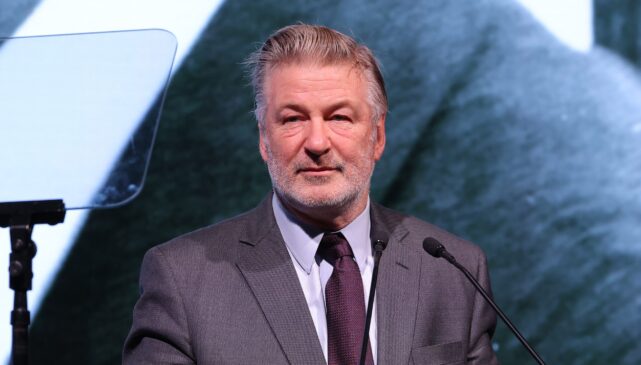 Read more about the article Charges dropped against Alec Baldwin, Twitter Reacts