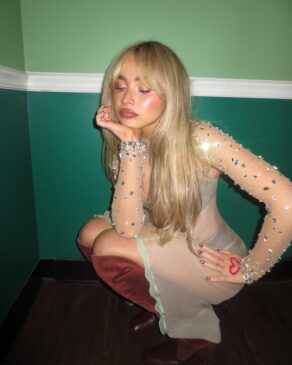 Read more about the article Sizzling Sabrina Carpenter: Explore Her Hottest Pictures Here