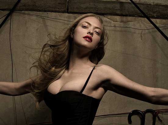 amanda seyfried hot deep neckline