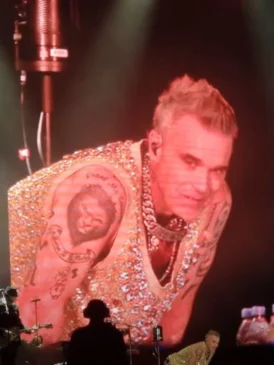 Read more about the article Overwhelmed and Fatigued: Robbie Williams Abruptly Halts Concert