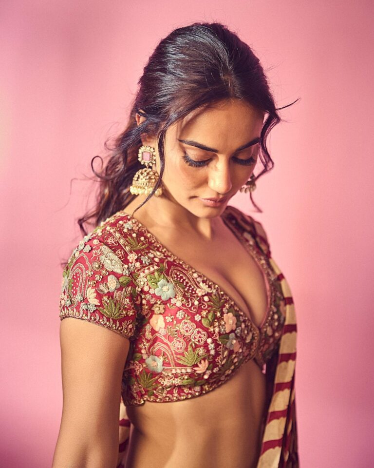 Indian Beauty Surbhi Jyothi Looks Damn Hot In Deep Neckline Outfit