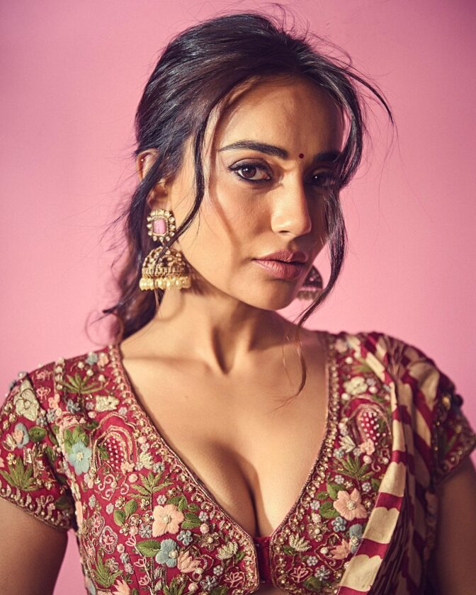 Indian Beauty Surbhi Jyothi Looks Damn Hot In Deep Neckline Outfit