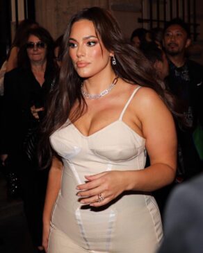 Read more about the article Ashley Graham Bra Size and Body Measurements