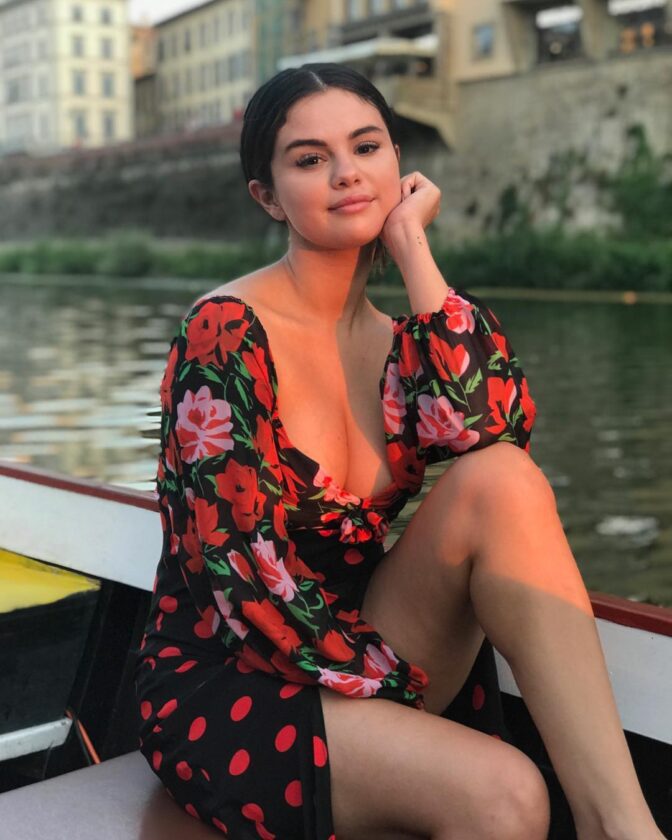 Sexy Selena Gomez feet and thighs