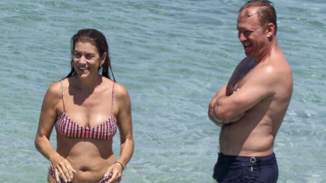 Read more about the article Kate Walsh spotted with fiancé soaking up in bikini