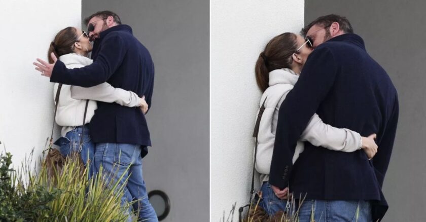 Ben Affleck and Jennifer Lopez Kiss in Public 
