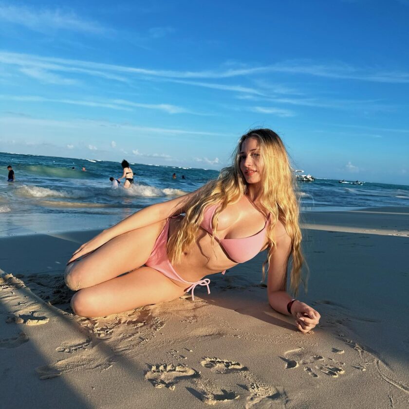 Beach Bombshell: Sophia Diamond Stuns in Pink Bikini!