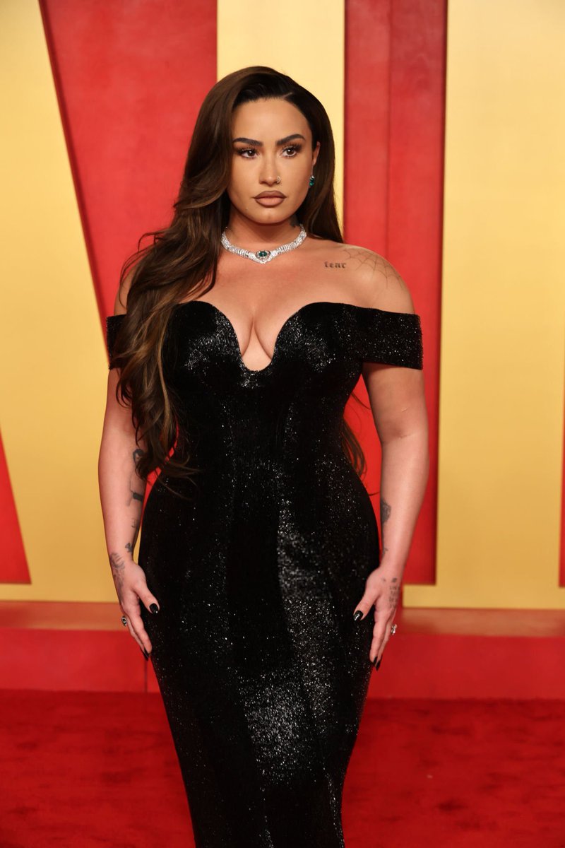 Demi Lovato Looks Sexy in Gorgeous Black at Oscars