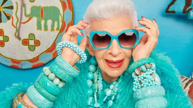 Read more about the article Iris Apfel, Fashion Icon Known for Her Vibrant and Eclectic Style, Passes Away at 102