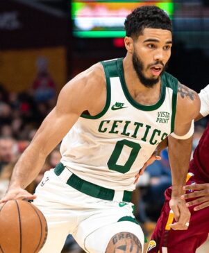 Read more about the article Jayson Tatum gifts a fan his armband