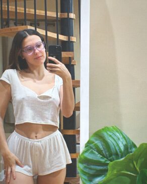 Read more about the article Millie Bobby Brown Frees The Nipple In white Short Pajamas