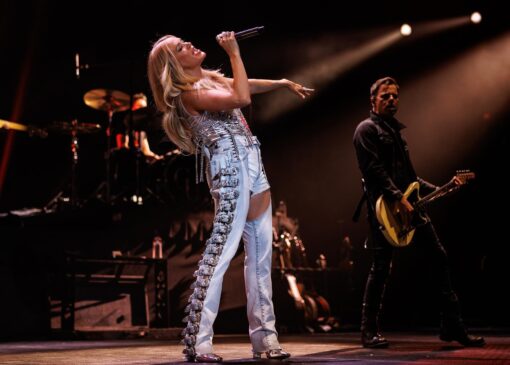 Read more about the article Carrie Underwood Shines in Denim and Diamonds During Electrifying El Paso Performance