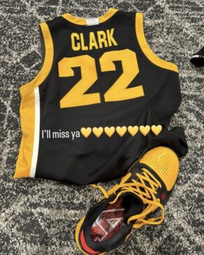 Read more about the article Caitlin Clark Bids Farewell to Iowa Hawkeyes, Embarks on Next Chapter