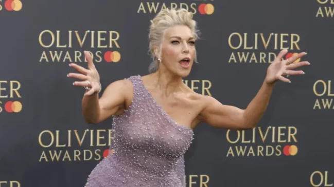 Read more about the article Hannah Waddingham Calls Out Photographer at Olivier Awards
