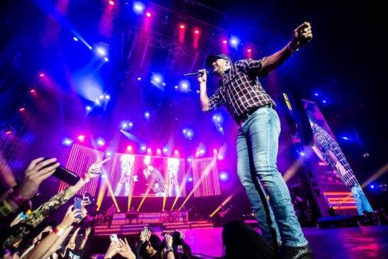 Read more about the article Luke Bryan Shakes Off Onstage Fall with Humor at Vancouver Country Festival